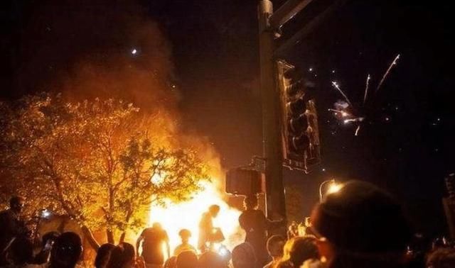  种族主义|特朗普视察发生暴乱的城市，为当地警察辩护，称不存在种族主义