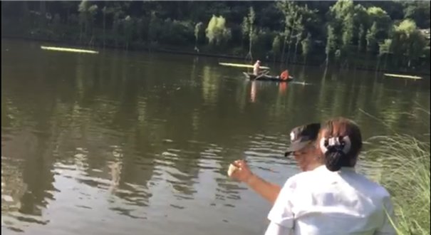  现场|紧急！一男子清晨跳湖，热心保安将他救起