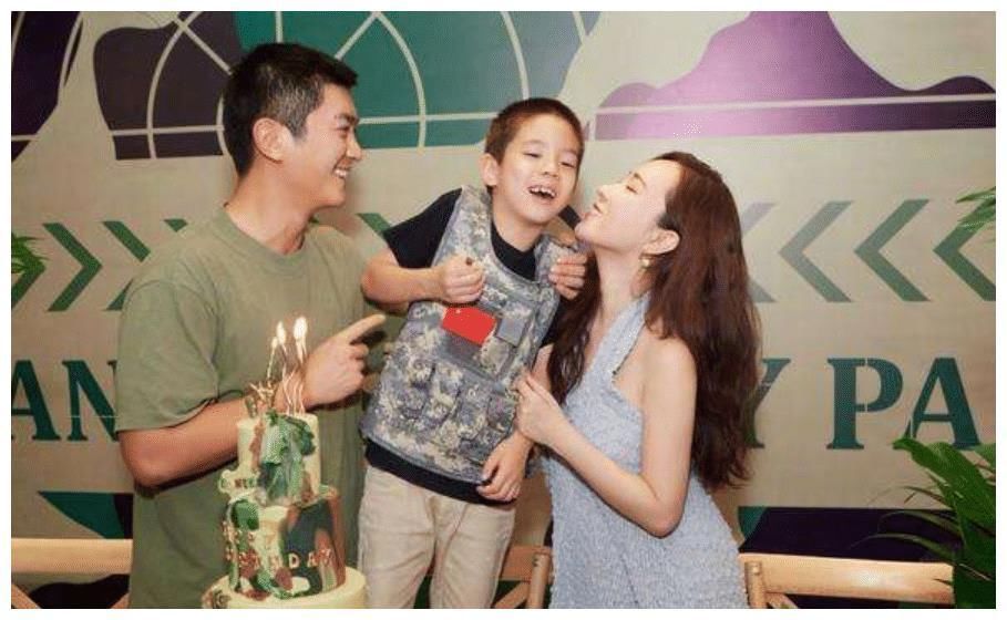  一家人|霍思燕为嗯哼庆生，一家人太有爱了，难怪嗯哼如此懂事!