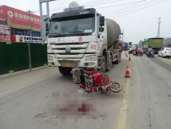  大车|实拍|大车盲区多吓人？看过之后谁还敢靠近……