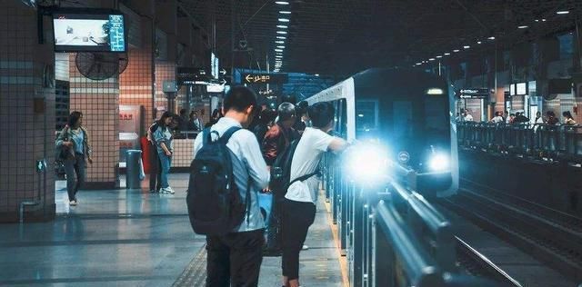 父母|地铁上，一张偷拍的照片引网友刷屏：父母的教养，让孩子赢在起点