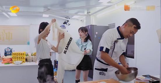  大厨|赵丽颖在《中餐厅》被宠上天，林大厨怕累着她，黄晓明疯狂夸赞她