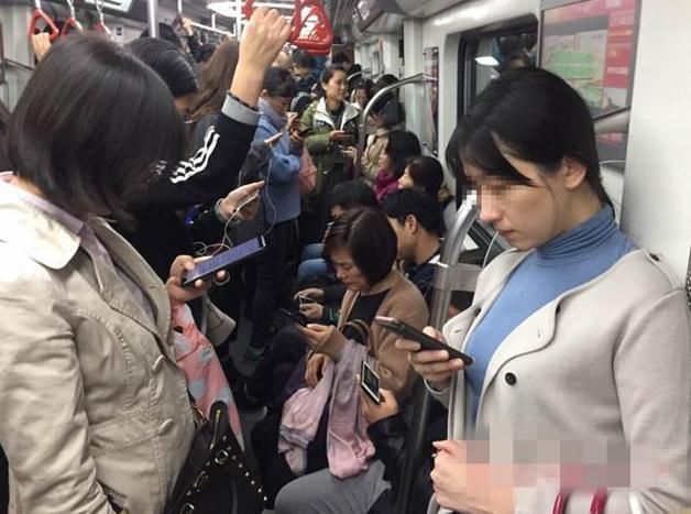 让座|地铁上残腿女孩被逼让座，10后的一句话火了，网友：教养最为重要