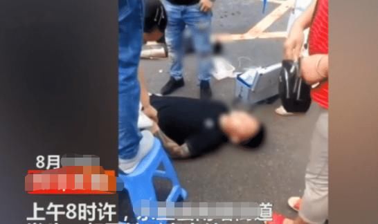  自救|三名男子街头遭人追杀狂砍, 致一死二伤, 纹身男跑到医院门口自救却倒地身亡