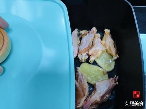  香嫩|原来鸡翅还可以这样做，小孩爱吃下饭没压力，香嫩美味和土豆最配