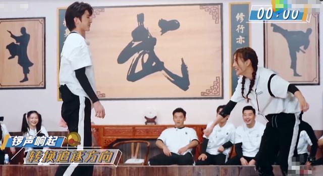 不确定性|Baby不慎滑倒,蔡徐坤扶她的动作太暴露人品