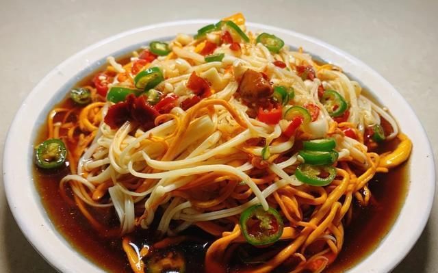  凉拌|夏日凉菜系列：解锁虫草花新吃法，凉拌好消暑，软嫩鲜香清脆爽口