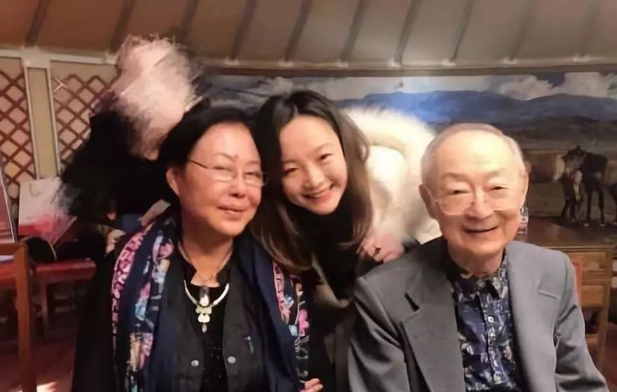  出门|70岁斯琴高娃曾遭8年家暴，如今出门靠轮椅