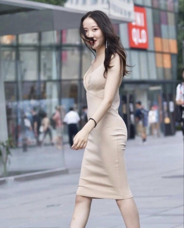 吊带连衣裙|夏天选一条修身连衣裙穿搭，大方知性又省心，简单秀出时尚美感