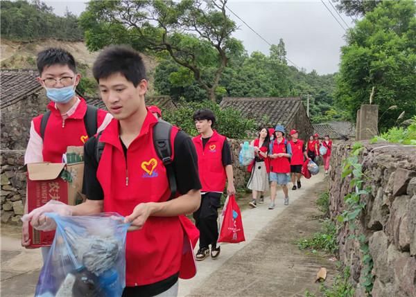  海滩|志愿者在行动|定海大学生踏上小岛净海滩