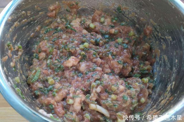 馅料|轻松4步教你饭店元宝馄饨做法,口感鲜嫩爽口,新鲜美味,不破皮