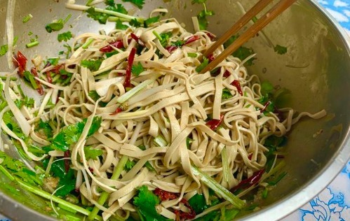 豆皮|凉拌豆皮怎么做好吃？教你农家开胃下饭吃法，端上桌能多喝两杯酒