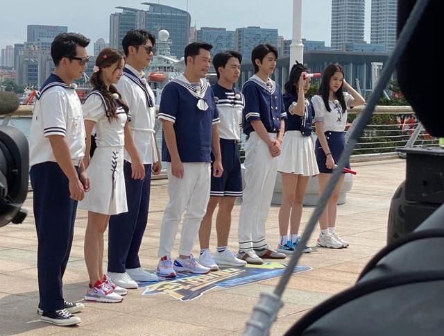 超短裙|吴宣仪超短裙参加《跑男》,注意旁边蔡徐坤的手,真实人品藏不住