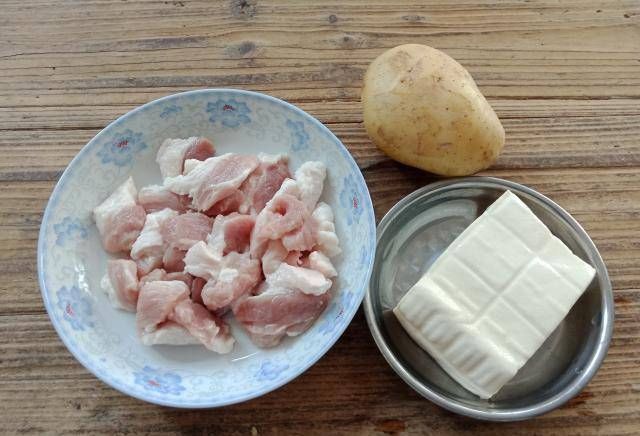 土豆焖肉片|这道菜软糯脆,营养丰富,味道鲜美,大人小孩都喜欢