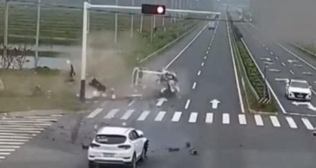  救护车|SUV正常行驶，撞翻闯红灯救护车，交警：救护车全责