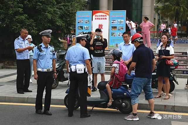 头盔|长记性呀！带娃横穿马路，偏离斑马线，有头盔不戴…69人被罚！