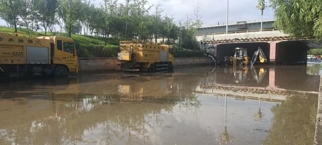 呼和浩特|呼和浩特突降大雨 供排水部门出动近600人防汛