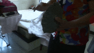  水柱|女子家中睡午觉 天上掉下来一块石头！接着……水柱喷射进来