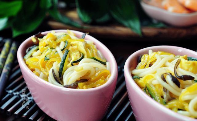 清甜|三伏天不吃这菜,到秋天就老了,炒米粉脆嫩又清甜,皮都不用去