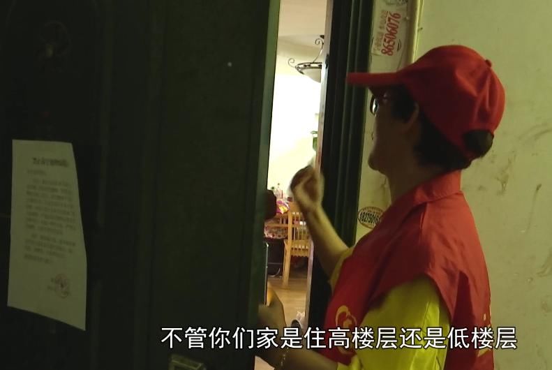  监控|又来！！这次坠下“活的”！业主调监控一看，更生气.....