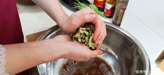  凉拌|茄子我家最爱这样吃，不用蒸，不用炒，不凉拌，隔三差五不吃就馋