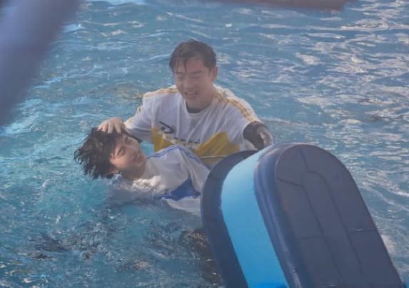  脱妆|蔡徐坤被郑恺按到水里，看到因遇水而“脱妆”的脸，这谁扛得住