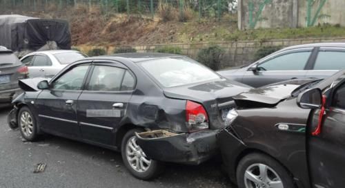  急刹车|奔驰马路上急刹车，男子将女朋友一脚踹下车：让你抢我方向盘