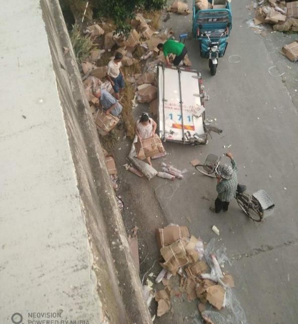  车祸|货车遭遇车祸，7吨猪肉被哄抢！连车门都被拉走了