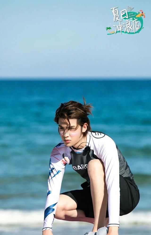 年轻人|从早浪到晚的《夏日冲浪店》，如何拉拢年轻人的心？