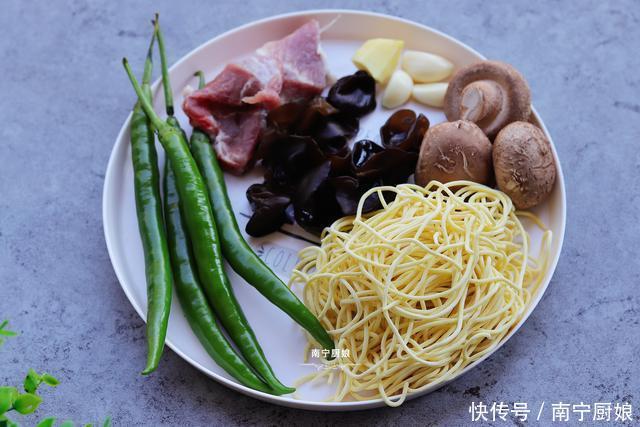 大鱼大肉|秋天吃大鱼大肉不如吃这盘卤面，做法简单，好吃到爆，上桌就光盘