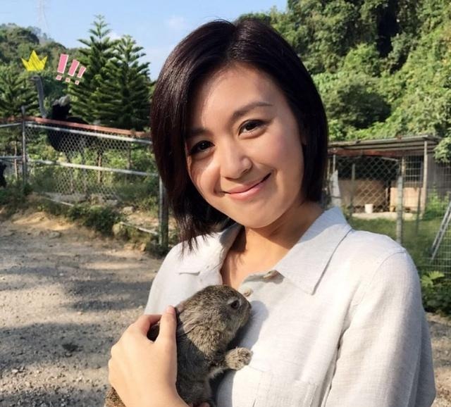  童星|她是香港“最火童星”，黄家驹、张国荣的“妹妹”，现在怎样了