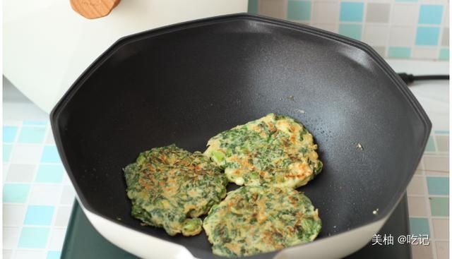  好吃|以后这种蔬菜叶子不要再扔了，用来煎饼，营养高，比鸡蛋饼好吃