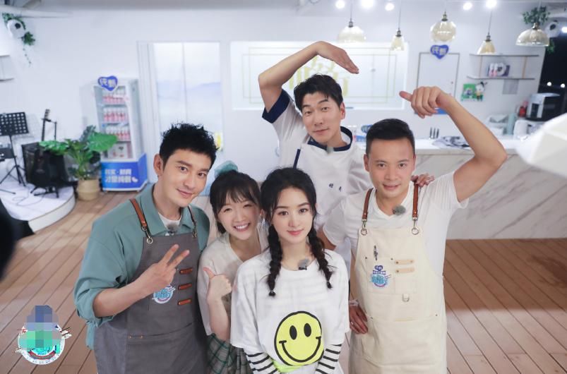  冯绍峰|《中餐厅4》开播，赵丽颖车内镜头近拍，皮肤状态一望而知