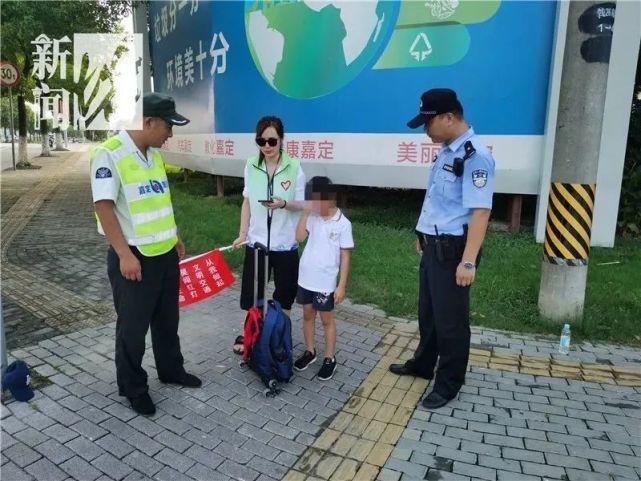  迟到|“迟到了学校都锁门了！” 全家记错开学日，小学生哭着走失街头...