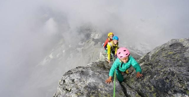  攀登上|你没看错！3岁英国男孩成为世界攀登上3308米山峰年龄最小的人