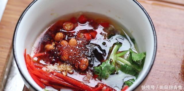 泼辣|不加油泼辣子的金针菇是没有灵魂的,这么拌出来,闻着都下饭