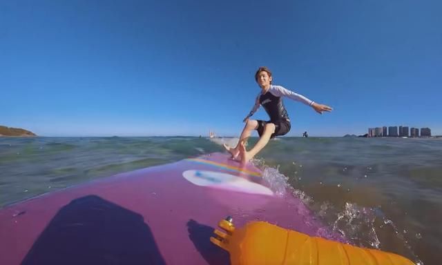 夏日|《夏日冲浪店》上线!黄轩自称带资进组,王一博变身“小话痨”