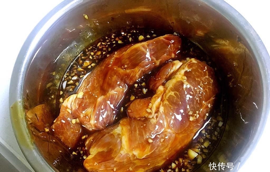 叉烧肉|老婆把整块五花肉放进电饭煲,30分钟后切片端上桌,连肉渣都不剩