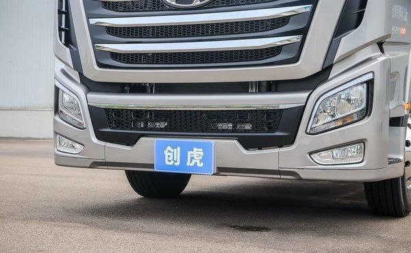  实拍|新增各种预警配置，实拍520马力现代创虎重卡，还有越野模式