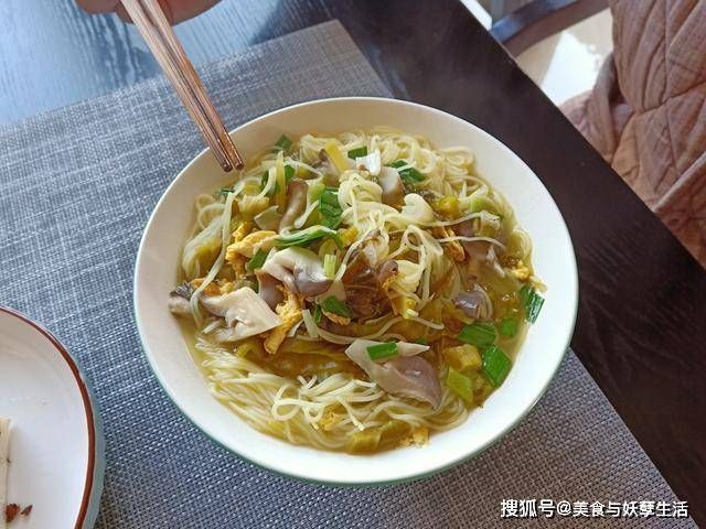 男女|老婆生活太讲究!周日早餐做7样,男女还分2桌,网友:精致女人