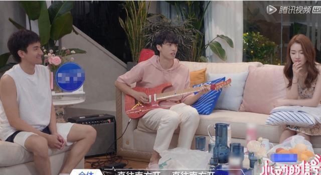  绪带在脸上|心动的信号：男二坐女一身边，不小心碰到男一琴，结果又是名场面