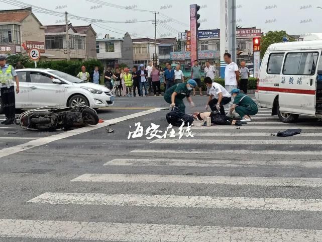  路口|【今日突发】海安丰源食品城路口发生重大车祸，一男子被撞当场倒地不起...