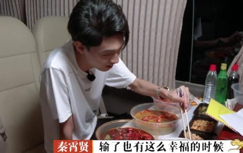  麻辣|导演准备一桌子麻辣小海鲜，秦霄贤第一筷子吃的它，绝对95后最爱