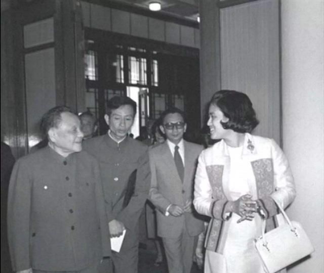 诗琳通|41年前诗琳通首次访华，登长城留下身影，红色西装喜庆又娇俏