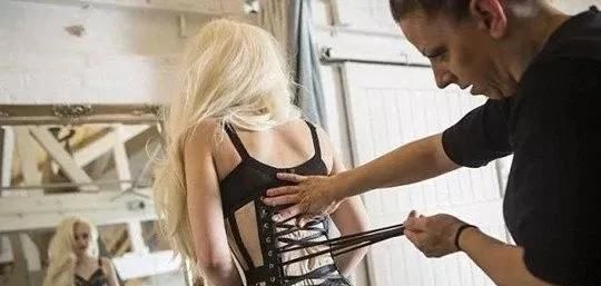  英国的罗米|缅甸女孩打破世界纪录，成为全球腰最细的人！自曝细腰纯天然