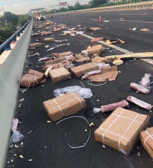  车祸|货车遭遇车祸，7吨猪肉被哄抢！连车门都被拉走了