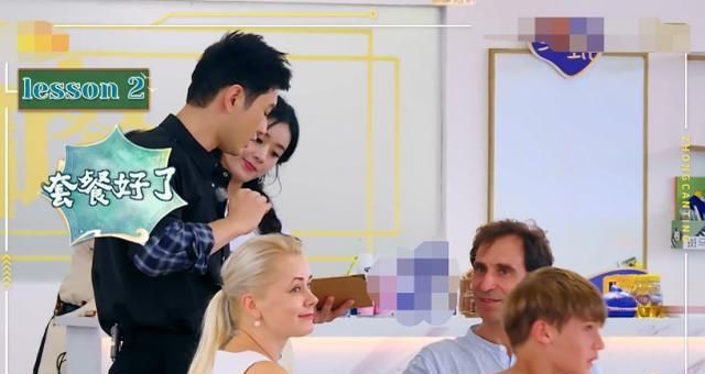  救场|赵丽颖英语不好让黄晓明点菜，李浩菲堪称教科书式救场