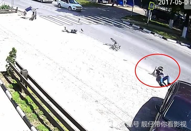  刹车|两小伙准备过马路，前方飞来一辆摩托车，刹车不及酿成惨剧！