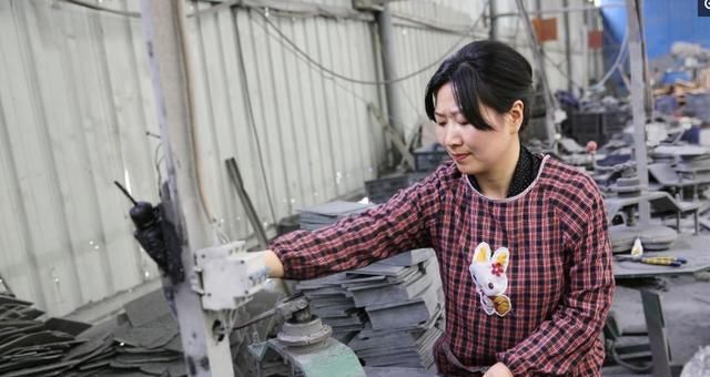 图片来自|丈夫打牌输光千万家产，她携俩女儿净身出户，把石头生意做到国外