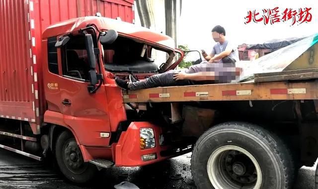  变形|事发西海大桥！货车猛烈追尾驾驶室严重变形！一人躺卧不起